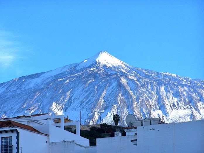 Der Teide verschneit von Icod aus gesehen.JPG